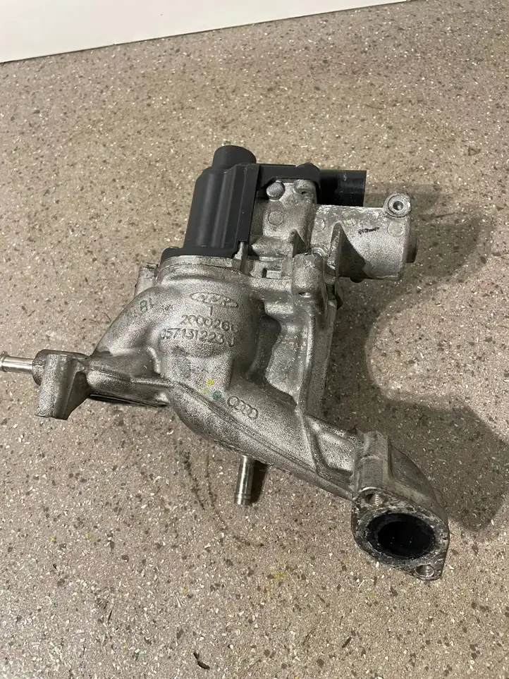 Audi A8 S8 D4 4H (2010 - 2014) 057131501G Охладитель клапана EGR — фото 2