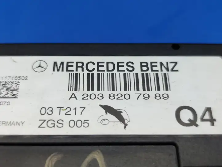 Mercedes-Benz C W203 (2000 - 2007) A2038207989 Усилитель антенны — фото 3
