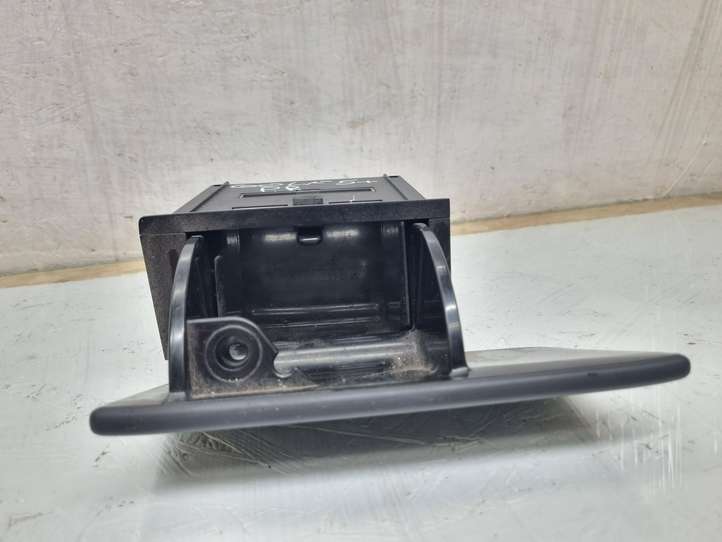 Volkswagen Golf Plus (2004 - 2008)  5M1857309B Пепельница