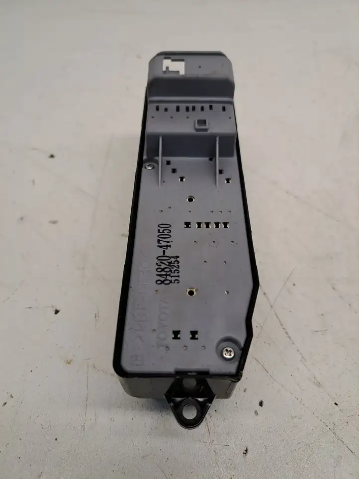 Toyota Prius (XW20) (2003 - 2009) 8482047050 Блок кнопок стеклоподъемников — фото 2