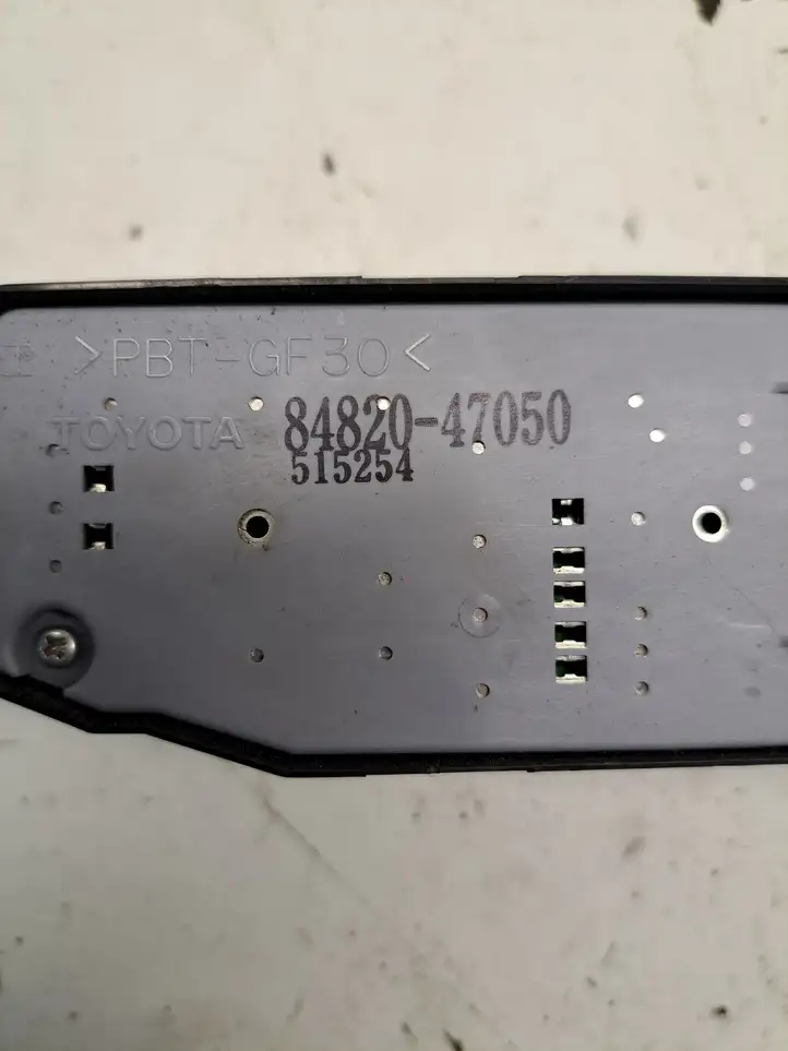 Toyota Prius (XW20) (2003 - 2009) 8482047050 Блок кнопок стеклоподъемников — фото 3