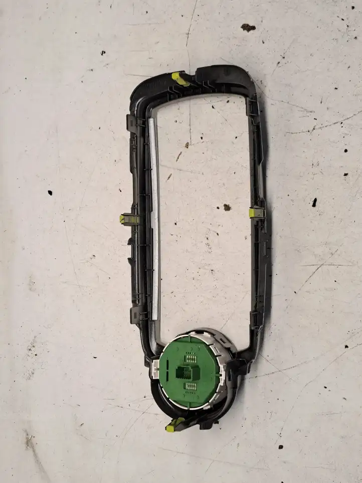 Toyota Yaris (2014 - 2019) 864510D010 Отделка внутренней панели салона — фото 4