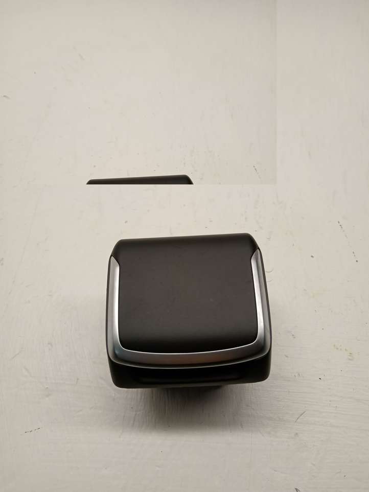 BMW 7 G11 G12 (2015 - 2022)  6820668 Пепельница