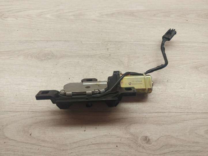 BMW 5 E60 E61 (2004 - 2010)  7129931 Замок задней крышки