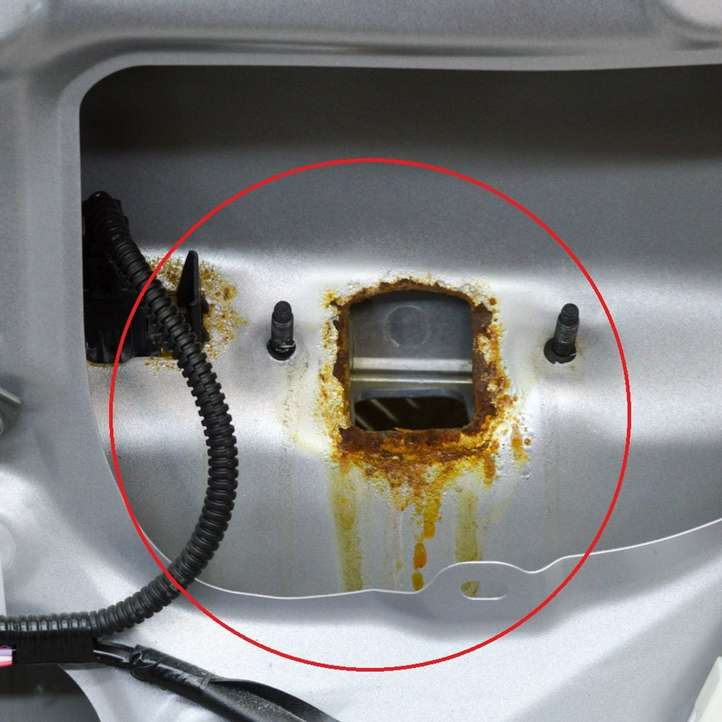 Toyota Yaris (2009 - 2012)  670050D110 Задняя крышка (багажника)