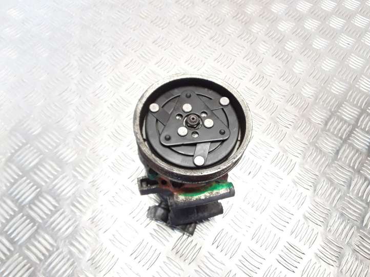 Renault Clio III (2005 - 2012)  8200953359A Компрессор (насос) кондиционера воздуха