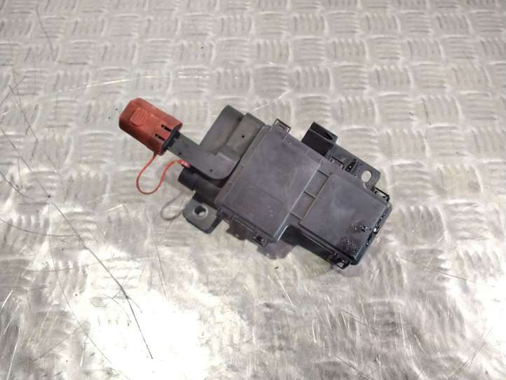 BMW 7 E65 E66 (2001 - 2008)  8387568 Узел подключения плюсовых проводов