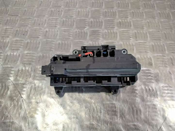 BMW 7 E65 E66 (2001 - 2008)  10688710 Блок предохранителей