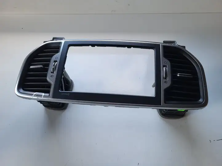 Kia Sportage (2016 - 2018) Центральный воздушный дефлектор — фото 1