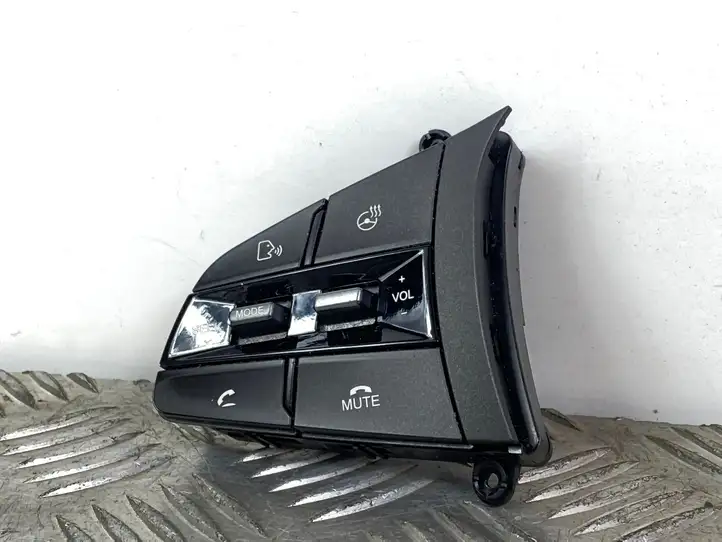 SsangYong Rexton (2017 - ) 8917036000 Кнопки на рулевом колесе — фото 1
