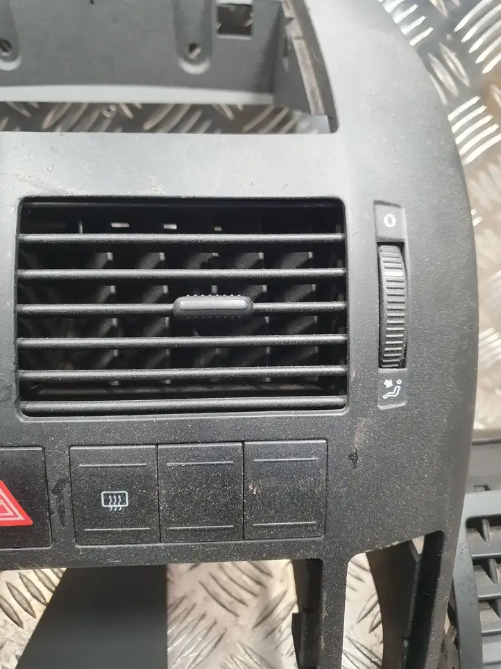 Volkswagen Polo (2005 - 2009) 6Q08197049B9 Боковой воздушный дефлектор — фото 11