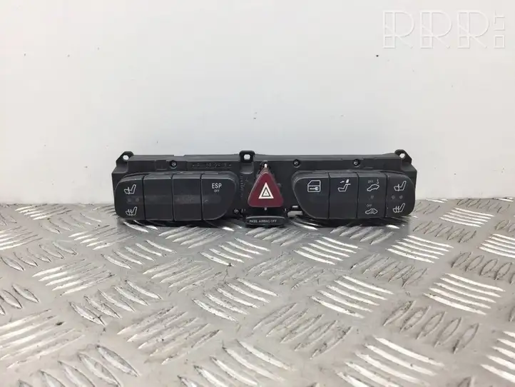 Mercedes-Benz CLK A209,C209 (2002 - 2009) 2038217679 Включатель аварийных фонарей — фото 1