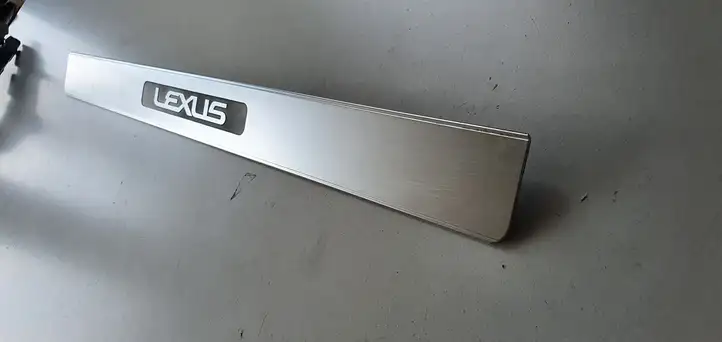 Lexus GS 300 350 430 450h (2004 - 2007) Внутренняя отделка переднего порога — фото 1