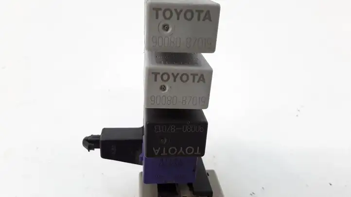 Toyota Avensis T250 (2003 - 2006) Блок монтирования реле — фото 2