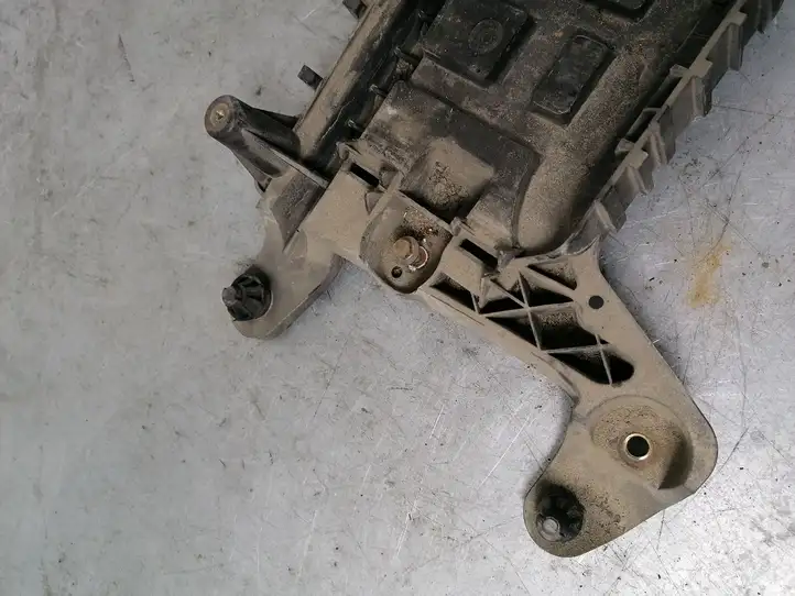 Volkswagen Touran I (2003 - 2010) 1K0915333H Площадка аккумулятора — фото 4