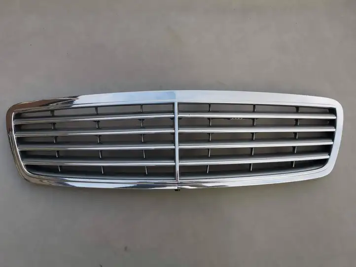 Mercedes-Benz C W203 (2000 - 2007) A2038800183 Передняя решетка — фото 1