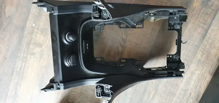 Hyundai Santa Fe (2012 - 2015) Другая деталь консоли (туннеля) — фото 3