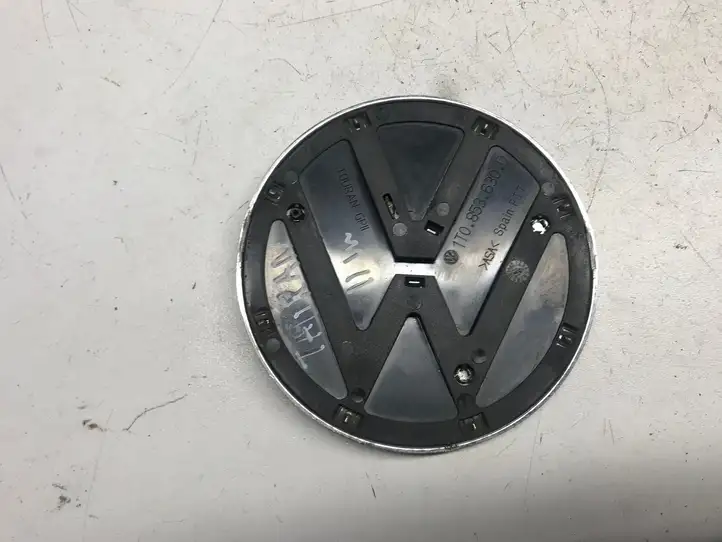 Volkswagen Touran II (2010 - 2016) 1T0853630D Эмблема производителя — фото 2