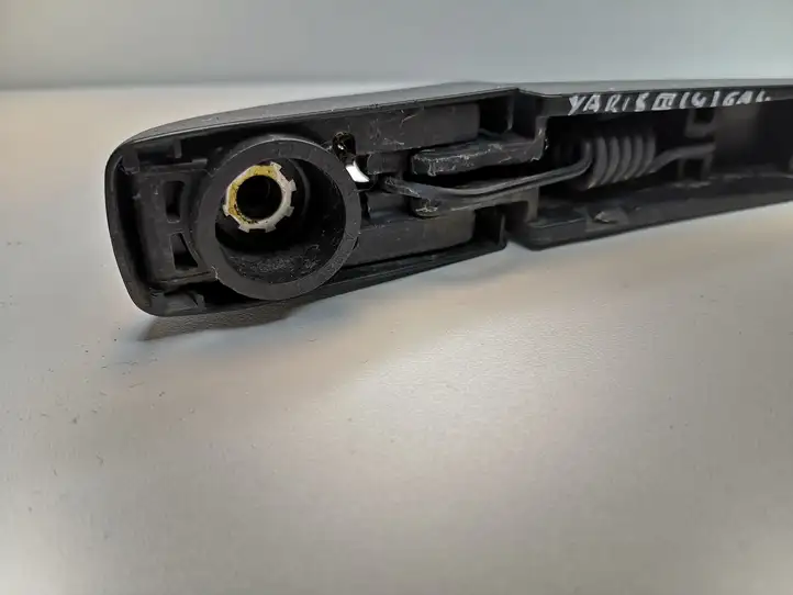 Toyota Yaris (2014 - 2019) AJ98011 Поводок заднего стеклоочистителя — фото 2