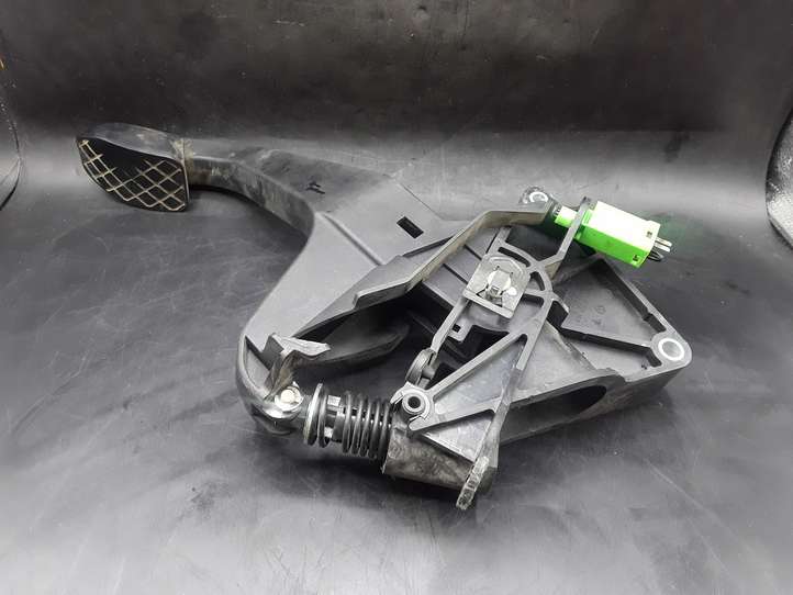 Volkswagen Touareg I (2002 - 2010)  7L0721109 Педаль сцепления