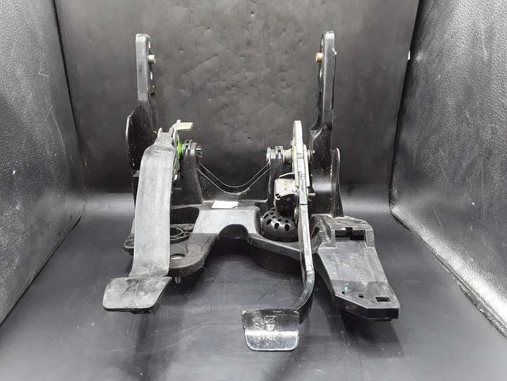 Opel Astra (2009 - 2012)  13366759 Педаль