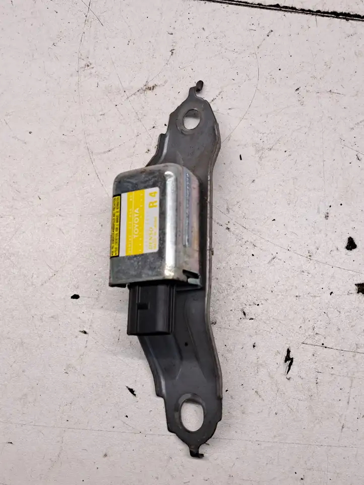 Toyota Prius (XW20) (2003 - 2009) 8983347030 Датчик удара SRS — фото 1