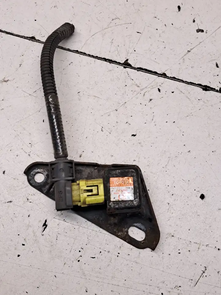 Toyota Prius (NHW20) (2003 - 2009) 8917447040 Датчик удара SRS — фото 1