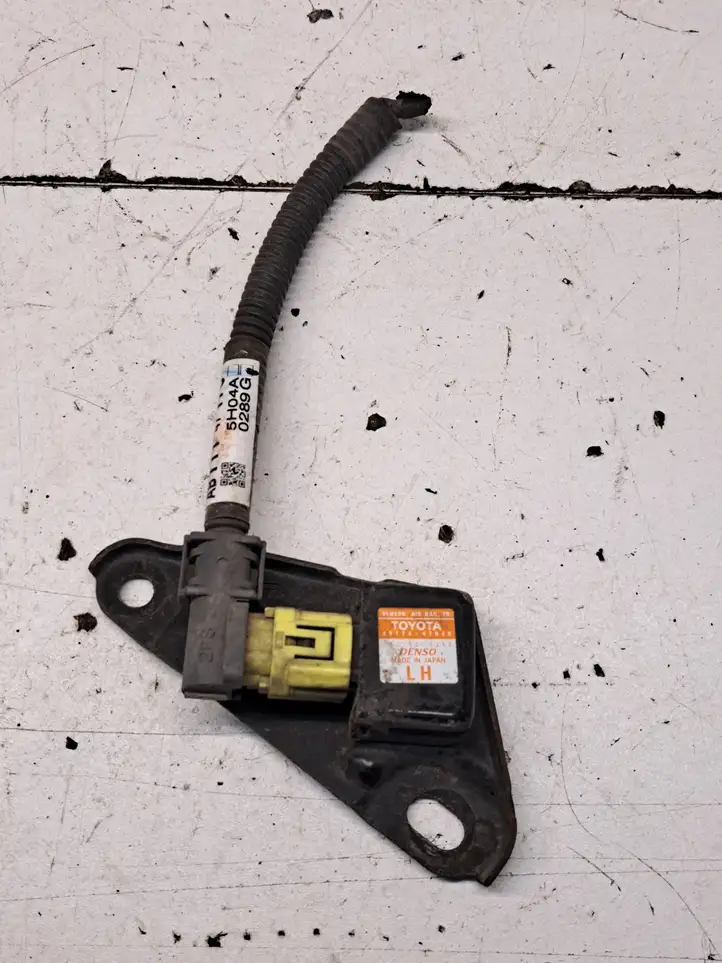 Toyota Prius (NHW20) (2003 - 2009) 8917447040 Датчик удара SRS — фото 1