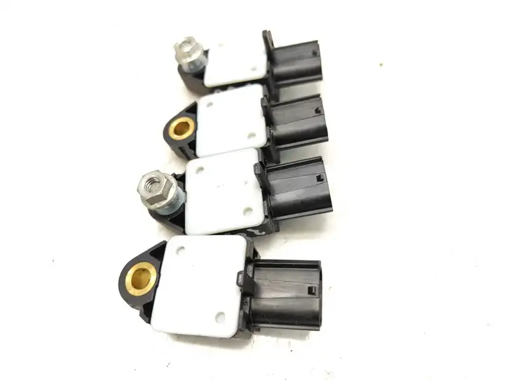 Toyota Corolla E120 E130 (2004 - 2007) 8983102050 Датчик удара SRS — фото 2