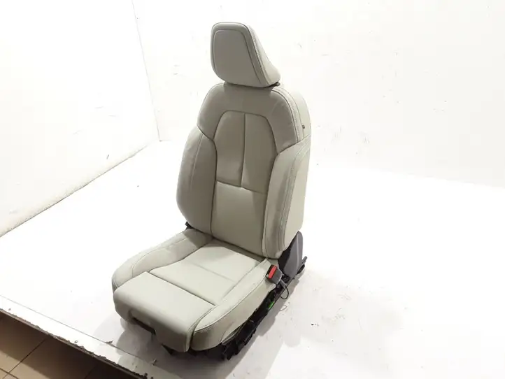 Volvo XC40 (2017 - ) Переднее сиденье пассажира — фото 1