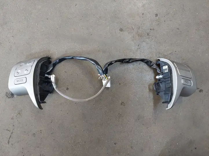 Toyota Auris 150 (2006 - 2012) Кнопки на рулевом колесе — фото 1