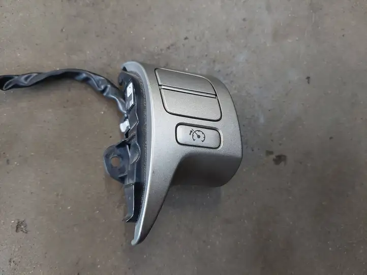 Toyota Auris 150 (2006 - 2012) Кнопки на рулевом колесе — фото 2