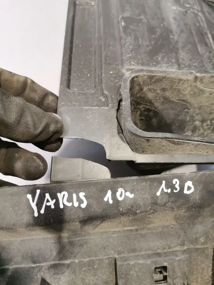Toyota Yaris (2009 - 2012) Верхняя панель радиатора — фото 2