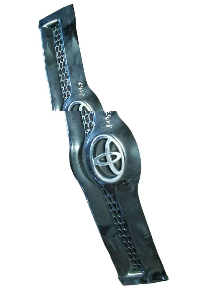 Toyota Corolla Verso E121 (2001 - 2004)  531110F020 Передняя решётка