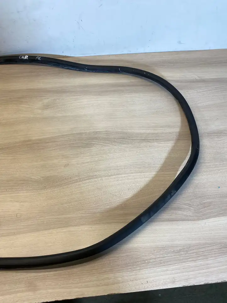 Toyota C-HR I (2016 - 2022) Уплотнитель передней двери (кузов) — фото 4