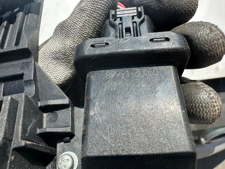 Lexus IS 220D-250-350 (2005 - 2010) 8999130050 Крепление наружной ручки передней двери — фото 3