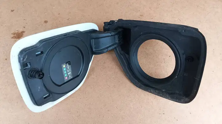 BMW 3 F30 F35 F31 (2012 - 2018) 7368306 Крышка зарядного разъема — фото 1