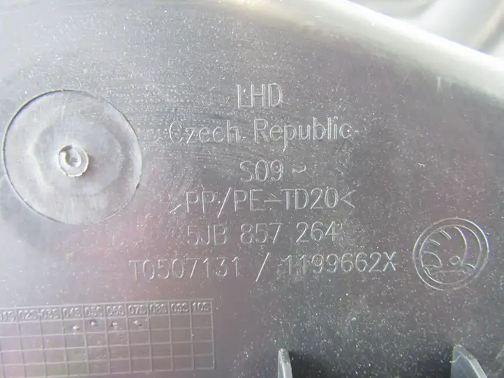 Skoda Rapid (NH) (2012 - 2019) Вещевой ящик — фото 3