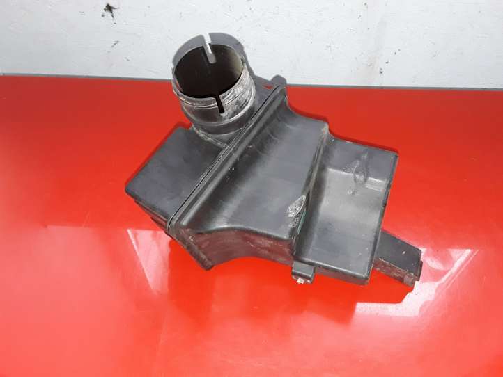 Suzuki Ignis (2003 - 2008)  86GR01 Деталь (детали) канала забора воздуха