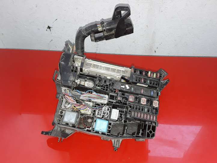 Toyota Auris 150 (2006 - 2012)  7379R0A1 Блок предохранителей