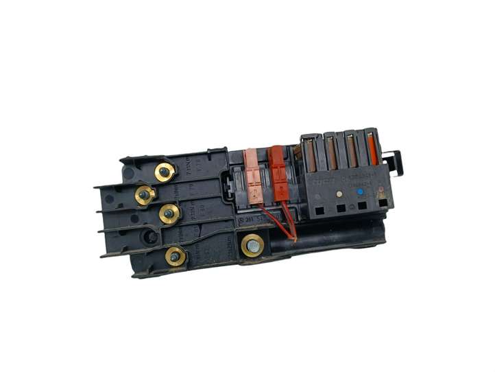 Mercedes-Benz ML W164 (2005 - 2011)  013948411 Узел подключения плюсовых проводов