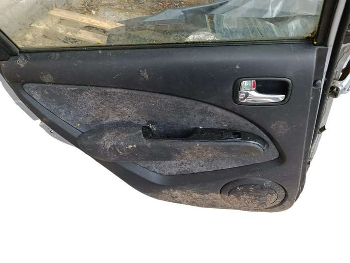 Mitsubishi Outlander (2001 - 2007)   Задняя дверь