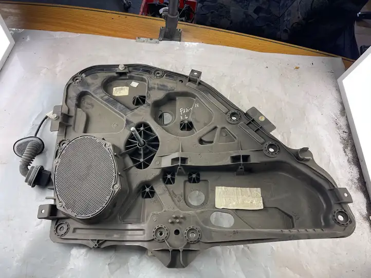 Ford Fusion (2002 - 2005) M2N11N24995BS Механический стеклоподъемник задней двери — фото 1
