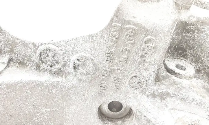 Volkswagen PASSAT B7 (2011 - 2014) 03L903143Q Кронштейн генератора — фото 2