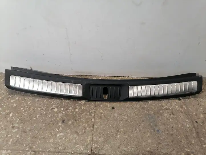 Toyota Avensis T270 (2015 - 2018) 5838705110 Отделка порога багажника — фото 1