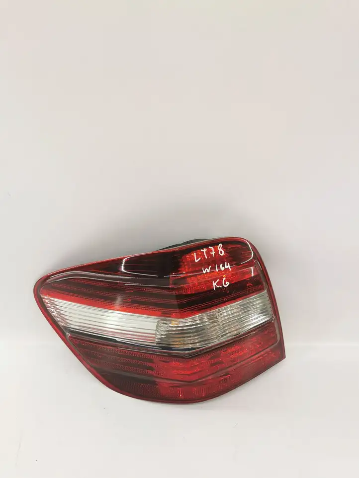Mercedes-Benz ML W164 (2005 - 2011) A1649061100 Задний фонарь в кузове — фото 2