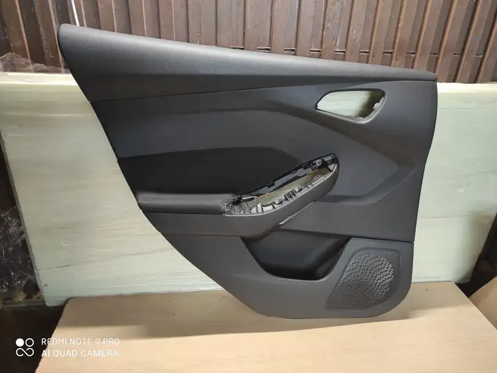 Ford Focus (2015 - 2019) F1EBA27407EB1F50 Обшивка задней двери — фото 1