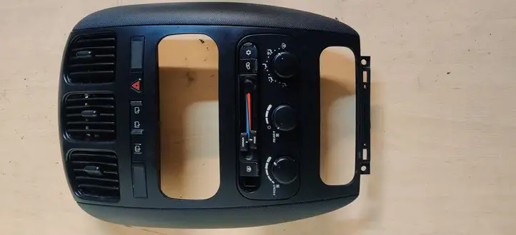 Dodge Grand Caravan (1998 - 2007) 2301061650 Центральный воздушный дефлектор — фото 1