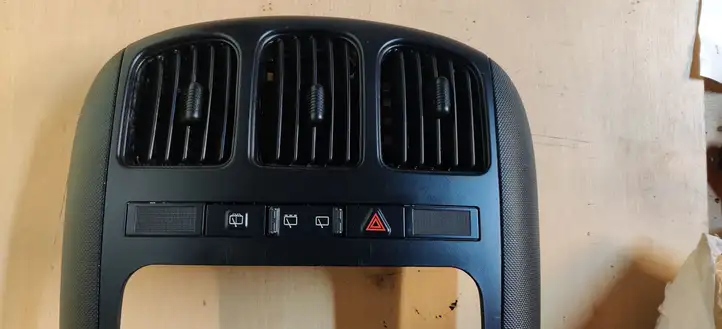 Dodge Grand Caravan (1998 - 2007) 2301061650 Центральный воздушный дефлектор — фото 3