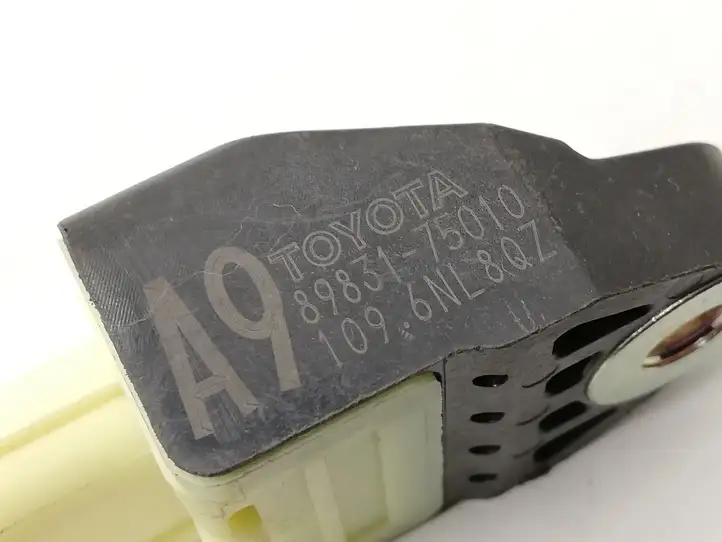Toyota Prius (XW30) (2009 - 2015) 8983175010 Датчик удара SRS — фото 2
